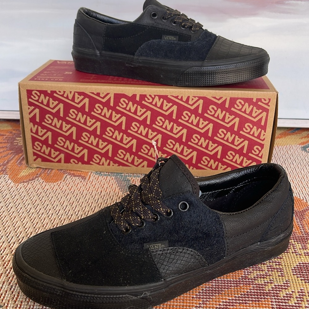 Vans WMNS Era Patchwork
Mono Patchwork Blackout
VN0A4BVU10J
Sneakers - Picture 2 of 16